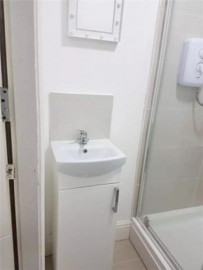Minimalist 1 Bed Apartment 15 Mins from Train Station
